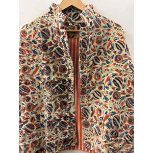 Veste en velours côtelé crème The Blooming Garden, broderie florale rouge indigo faite à la main, style bomber printanier, taille XL, patchwork - Product Image 4