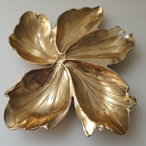 Elegante Placa de cargador de vidrio de aluminio Servidor de frutas secas Tres compartimentos en forma de hoja conectados Acabado en oro antiguo Lujo - Product Image 6