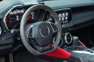 Voiture de sport ARO 2SS 2024, moteur atmosphérique 3.5L V6, automatique, 3 places, cuir foncé, toit ouvrant panoramique 360°, freins à disque avant/arrière - Product Image 5