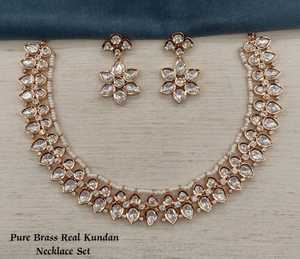 Ensemble de colliers Kundan de haute qualité pour femmes idéal pour la fête collier de luxe minimal paire avec une tenue ethnique et occidentale - Product Image 3