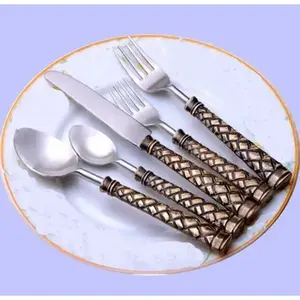 Juego de cubiertos Premium en acero inoxidable Acabado dorado Mango de diseñador Cubiertos perfectos Vajilla moderna Necesidades de comedor para el hogar - Product Image 4