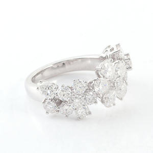 แหวนเงินแท้ 925 ประดับมอสซาไนต์ ดีไซน์ดอกไม้ ชุบโรเดียม ฝังแบบ Pave  งานออกแบบเฉพาะ  ของขวัญสำหรับงานหมั้นและงานแต่งงาน  เครื่องประดับชั้นดี - Product Image 6