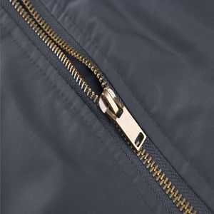 Chaqueta bomber de corte moderno para hombre, diseñada para una silueta elegante, con control de calor y comodidad confiable para uso casual. - Product Image 6