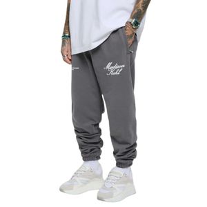 Time Flies Grey Cuffed Jogger 100 por ciento algodón Fleece Heavyweight Relaxed Fit Streetwear Pantalones con serigrafía y bolsillo con cremallera - Product Image 1
