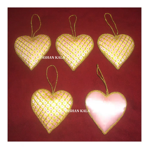 Belle conception de broderie Zari dorée avec travail de perles sur ornement suspendu en forme de coeur pour la maison et la décoration de fête de Noël - Product Image 1
