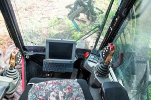 Tête de récolteuse forestière VALMET d'occasion pour pelle de 8 à 15 tonnes, pour opérations de débardage, abattage d'arbres, dégommage et manutention du bois - Product Image 5