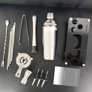 Ensemble de shakers à cocktail en acier inoxydable avec base et couvercle en bois élégants pour mariages et événements spéciaux - Product Image 1