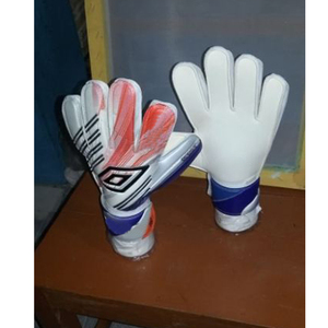 Guantes de portero profesional de fútbol más demandados Productos de alta calidad Hombres adultos Top negro Látex alemán logotipo personalizado guantes de portero - Product Image 2
