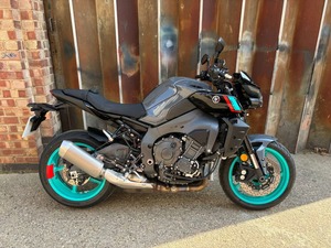 Motocicleta Hyper Naked Usada 2022 MT-10 1000 Hyper-naked Euro 5 998cc con Motor sin Escobillas |   Suspensión Semi-Activa Hlins con IMU de 6 Ejes - Product Image 6