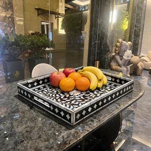 Bandeja Artesanal con Incrustaciones de Hueso Aaliyan Impex, Superventas, Tamaño Personalizado, Redonda, de Madera y Resina, Decorativa para el Hogar o para Uso Alimentario - Product Image 3