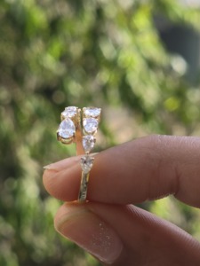 Anillo de Oro Amarillo con Diamantes Orgánicos en Corte Pera, Diseño Bypass de Dos Filas Graduadas y Efecto Cascada, Joyería Fina de Declaración - Product Image 3