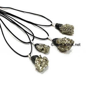 Colgante curativo de pirita hecha a mano tibetana que atrae dinero artesanía de piedra semipreciosa a la venta por Universal Exports - Product Image 2