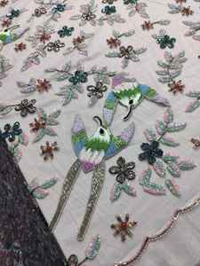 Tissu en filet 100% soie avec broderie 3D perlée à la main, dentelle de luxe tricotée, style uni pour la literie et les vêtements de mariage - Product Image 5