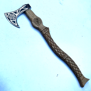 Hache de survie multi-usage en acier à haute teneur en carbone, double lame, fabriquée à la main, manche en bois naturel, cuir - Product Image 3