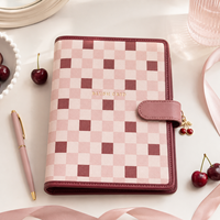LABON Agenda A5 personnalisé en cuir PU, avec reliure à 6 anneaux, motif quadrillé rose poudré, pages intérieures et breloque cerise, pour marque