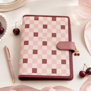 Agenda LABON personalizzata A5 con griglia rosa, in similpelle PU, con 6 anelli, con ciondolo a forma di ciliegia e pagine interne per il tuo brand. - Product Image 3