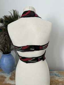 Robe de soirée élégante style burlesque avec cape, broderie, perles et sequins, col en V, taille naturelle, longueur ras du sol, soutien-gorge intégré - Product Image 3