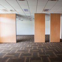 Cloison Murale Modulaire Réglable et Coulissante pour Centres d'Expériences Financières, Salles de Séminaires Clients, Écoles, Salles de Sport |   Changement
