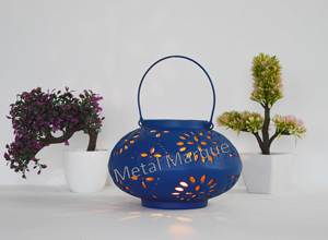 Fancy Hot Blue Powder Coating Flower Grabado Linterna colgante Handi Recorte Patrón de flores Linterna de metal Linterna decorativa para el hogar - Product Image 2