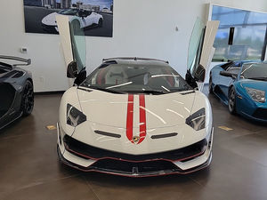 Lamborghini Aventador SVJ en Excelente Estado, Color Blanco, Entrega Rápida - Product Image 2