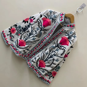 Blanc fait à la main velours hiver à la main velours Vintage Suzani avec poche hiver veste courte Bomber veste florale pour les femmes - Product Image 1