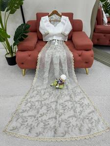Saree en soie pure douce de créateur indien de couleur blanche, belle broderie travail et séquence bordure de travail pour mariage et fête - Product Image 5