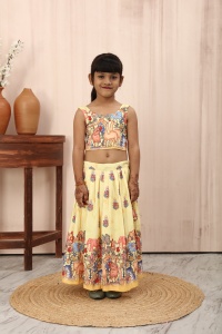 ชุดเลเฮนกาโชลีสำหรับเด็กผู้หญิงสไตล์ชาติพันธุ์ ลายพิมพ์ดิจิทัลลายป่าสีเหลือง ยาวกรอมพื้น สำหรับงานปาร์ตี้ งานฉลองเทศกาลดีวาลีและอีด - Product Image 3