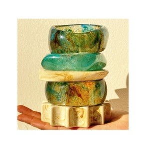 Bracelets en résine imperméables de qualité supérieure pour femmes, design moderne et tendance, couleurs personnalisables, emballage pour occasions décontractées, festives et soirées - Product Image 1