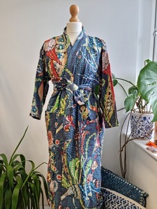 Chaqueta de algodón cómoda de invierno Estilo indio Kantha Abrigo largo floral acolchado con patrón de letras de Bata de baño - Product Image 6