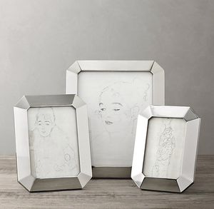 Elegante marco de fotos de metal hecho a mano, perfecto para espacios de vida modernos y presentación de imágenes con estilo. - Product Image 3