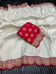 Sari de seda Dola de diseñador con tejido jacquard de lunares en toda la prenda, con diseño de figuras de Jhumka en toda la prenda y blusa incluida. - Product Image 3