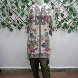 Grossiste indien Fournisseur Tunique fluide chic et confortable Kurti pour un style sans effort disponible au meilleur prix - Product Image 1