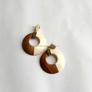 Boucles d'oreilles créoles rondes en résine d'acacia de créateur moderne avec diamant en résine et perle pour les fêtes et les mariages. - Product Image 2