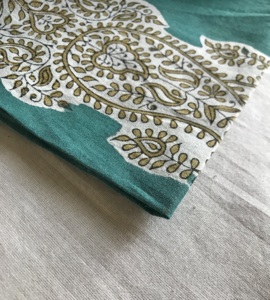 Tissu en coton imprimé à la main, base vert sarcelle avec motif paisley blanc et olive (Kairi) - Product Image 3