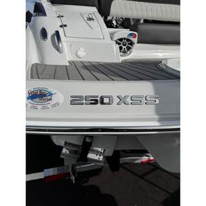 Crownline Luxury 250XSS 2026, Nuevo Lanzamiento, 25 pies de eslora, 8 pies y 6 pulgadas de ancho, Casco de Aluminio, Motor Fuera de Borda Mercury, Barco de Recreo - Product Image 1