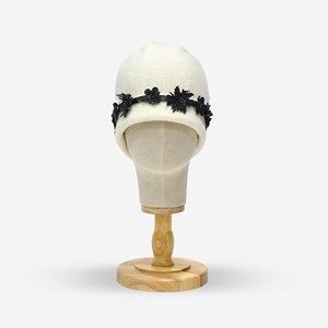 หมวกบีนนี่ขนสัตว์พรีเมี่ยมสำหรับผู้หญิงดีไซน์สวยให้ความอบอุ่นและสบายหรูหราเพื่อยกระดับสไตล์ฤดูหนาวลายดอกไม้ของคุณ - Product Image 3