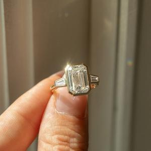Bague à trois pierres sertie en bélière, moissanite taille émeraude 4 carats, baguettes effilées, pierres latérales, bagues de fiançailles et de mariage, argent 925 - Product Image 2