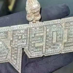 Colgante de Moissanita Personalizado de Lujo con Nombre, Estilo Hip Hop, Chapado en Oro de 18K sobre Plata de Ley, con Engaste Premium - Product Image 2