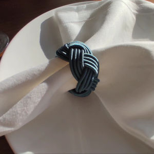 Anneau de serviette en rotin coloré élégant Idéal pour la décoration de table à manger chic et l'affichage dans la cuisine à domicile Fabriqué à la main en Inde - Product Image 1