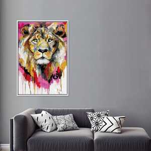 Toile en verre trempé avec motif de lion abstrait : imprimé animal coloré, toile encadrée blanche - Product Image 1