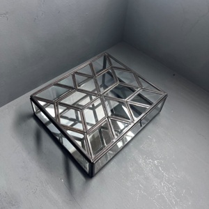 Boîte à bijoux organisateur, boîte de rangement pour bijoux, forme carrée avec finition noire - Product Image 1