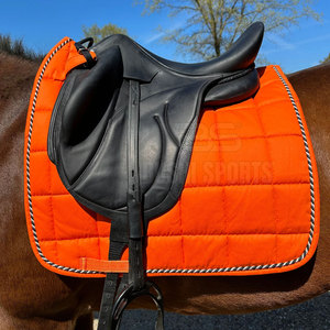 Tapis de selle matelassé personnalisé avec rembourrage absorbant les chocs en tissu doux pour l'entraînement équestre et l'équitation - Product Image 3