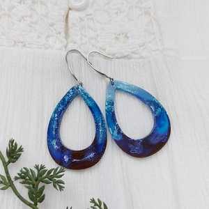 Pendientes de resina hechos a mano con colores vibrantes y diseños únicos, perfectos para un uso diario elegante. - Product Image 1