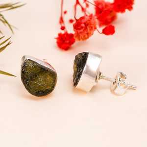Boucles d'oreilles moldavite en argent sterling 925 faites à la main plaqué or vert moldavite brute platine tendance pour les mariages anniversaires - Product Image 2