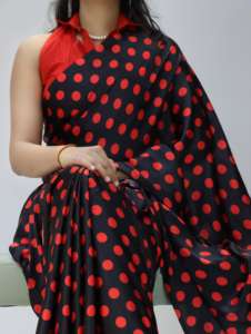 Sari Tradicional de Satén de Primera Calidad de la Boutique India con Blusa Integrada para Ropa Étnica, Disponible en Existencia - Product Image 2