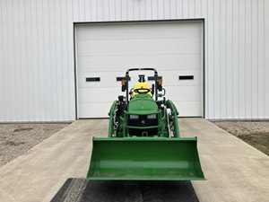 Tractor John y Deeere 1025R con cargador frontal y retroexcavadora - Product Image 2