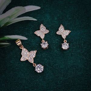 Conjunto de Colgantes con Diseño de Mariposa, Chapado en Oro, Aleación de Alta Calidad, Circonitas Cúbicas Brillantes (AD), Acero Inoxidable Elegante y Moderno - Product Image 2