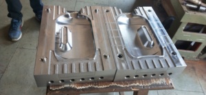 Moule de soufflage HDPE de haute qualité et de haute précision pour la production de bouteilles en plastique, disponible à un prix compétitif - Product Image 2