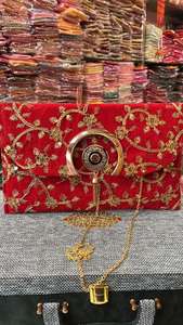 Nouveauté KUMKUM FASHIONS Sacs à bandoulière en velours brodé doré Style vintage 7x9 pouces Fermeture à cadenas Chaîne d'épaule de 48 pouces Soirée - Product Image 3