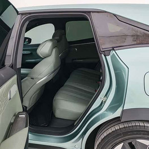 Vehículo Eléctrico Premium de Nueva Generación, SUV Eléctrico Moderno en Verde Menta con Diseño Elegante y Detalles Negros, Vehículo Eléctrico de Lujo - Product Image 5